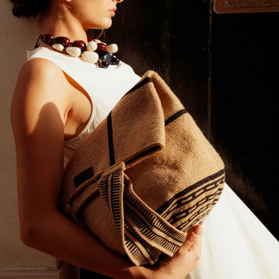 Celia Bolso Tote Wayuu N°47 – Arena y Negro