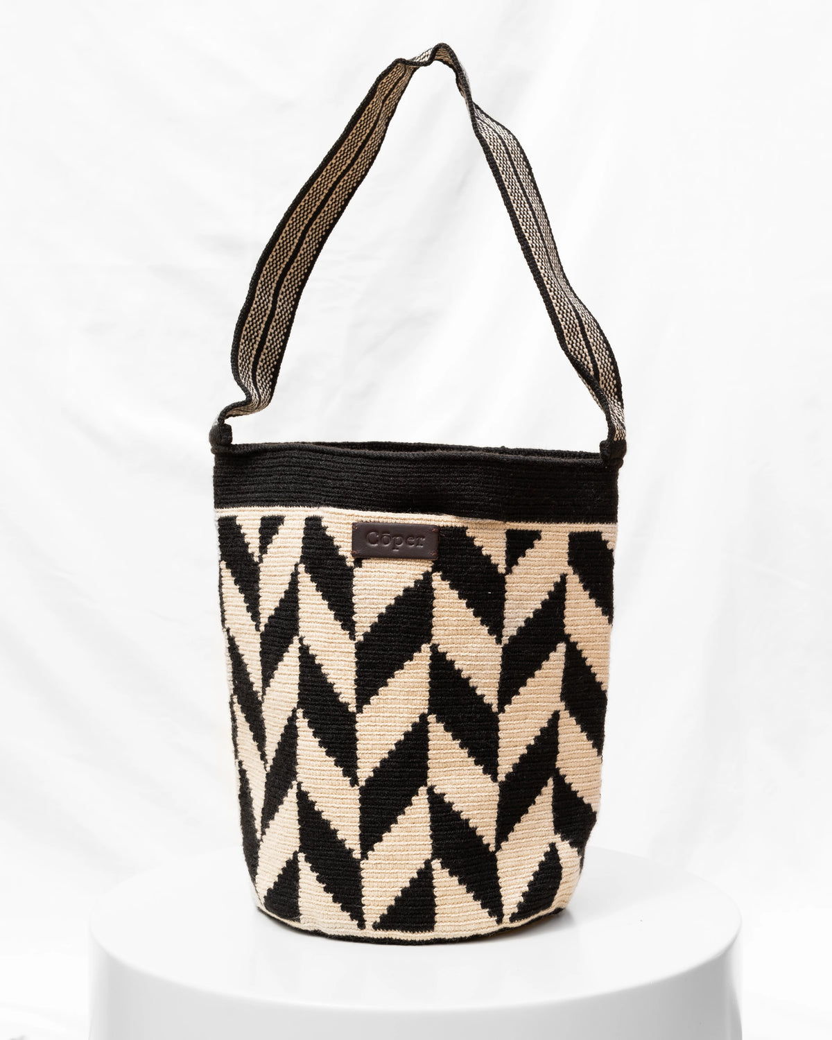Irene Bolso Wayuu N°40 – Negro y Beige