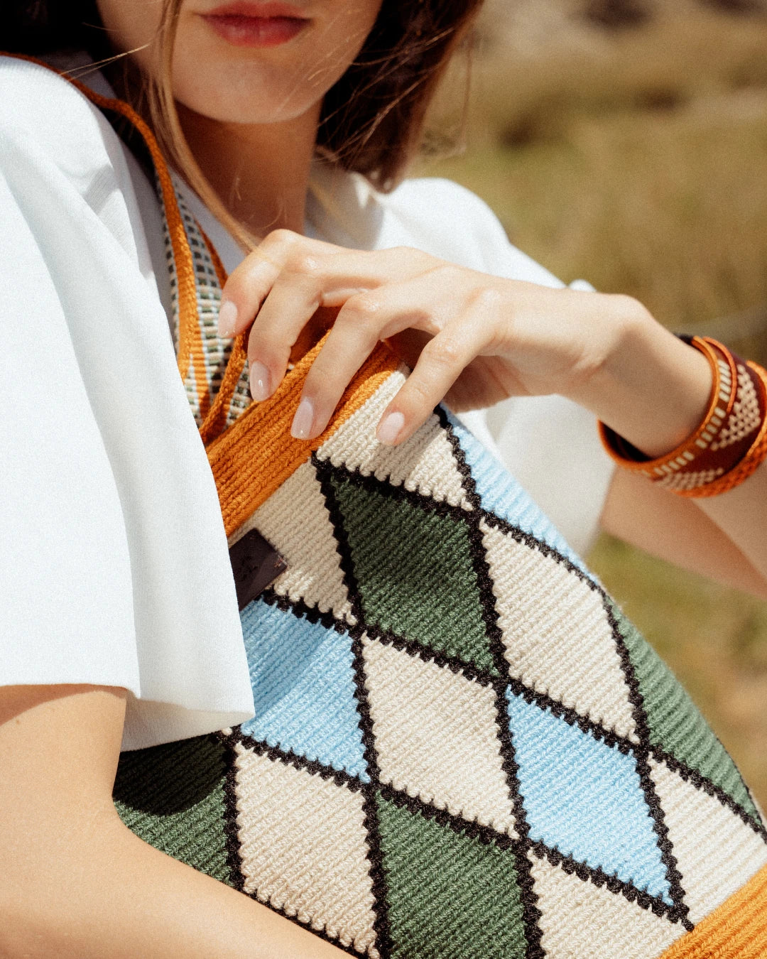 Irene Bolso Wayuu N°44 – Ladrillo, Salvia y Celeste