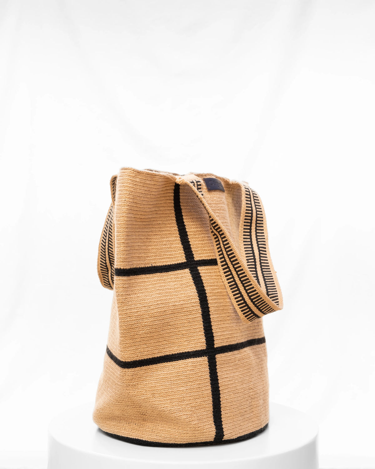 Celia Bolso Tote Wayuu N°47 – Arena y Negro