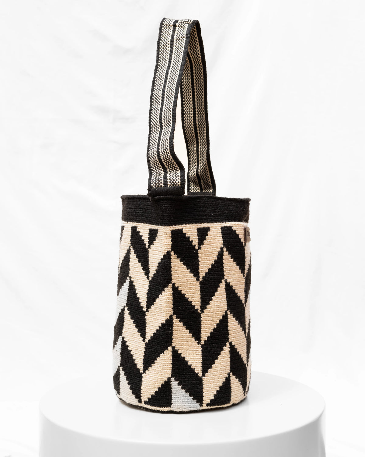 Irene Bolso Wayuu N°40 – Negro y Beige