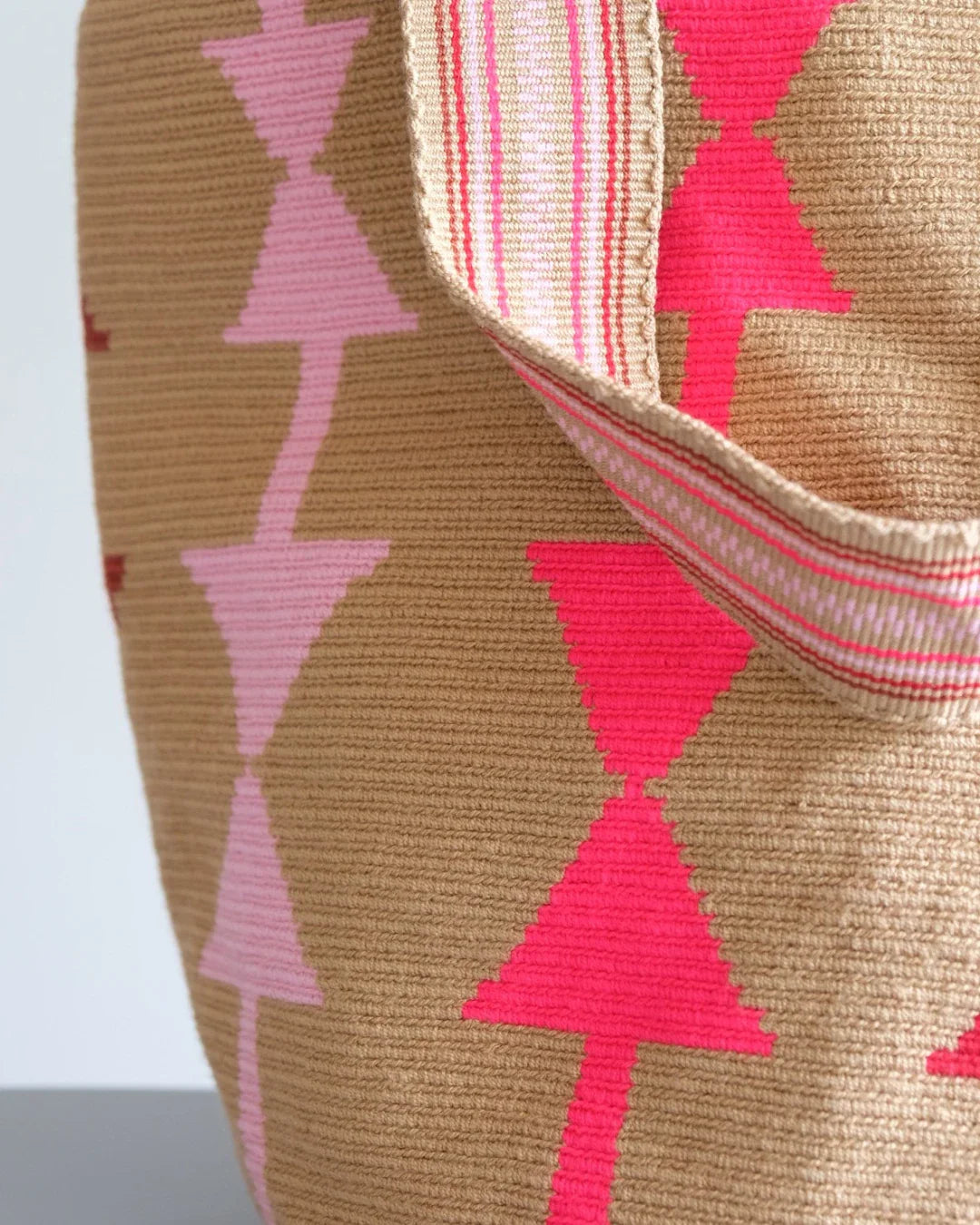 Celia Bolso Tote Wayuu N°16 – Flechas Fucsia