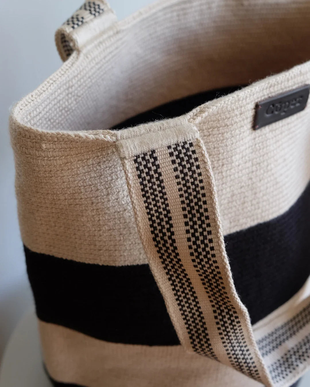 Celia Bolso Tote Wayuu N°51 – Negro y Beige