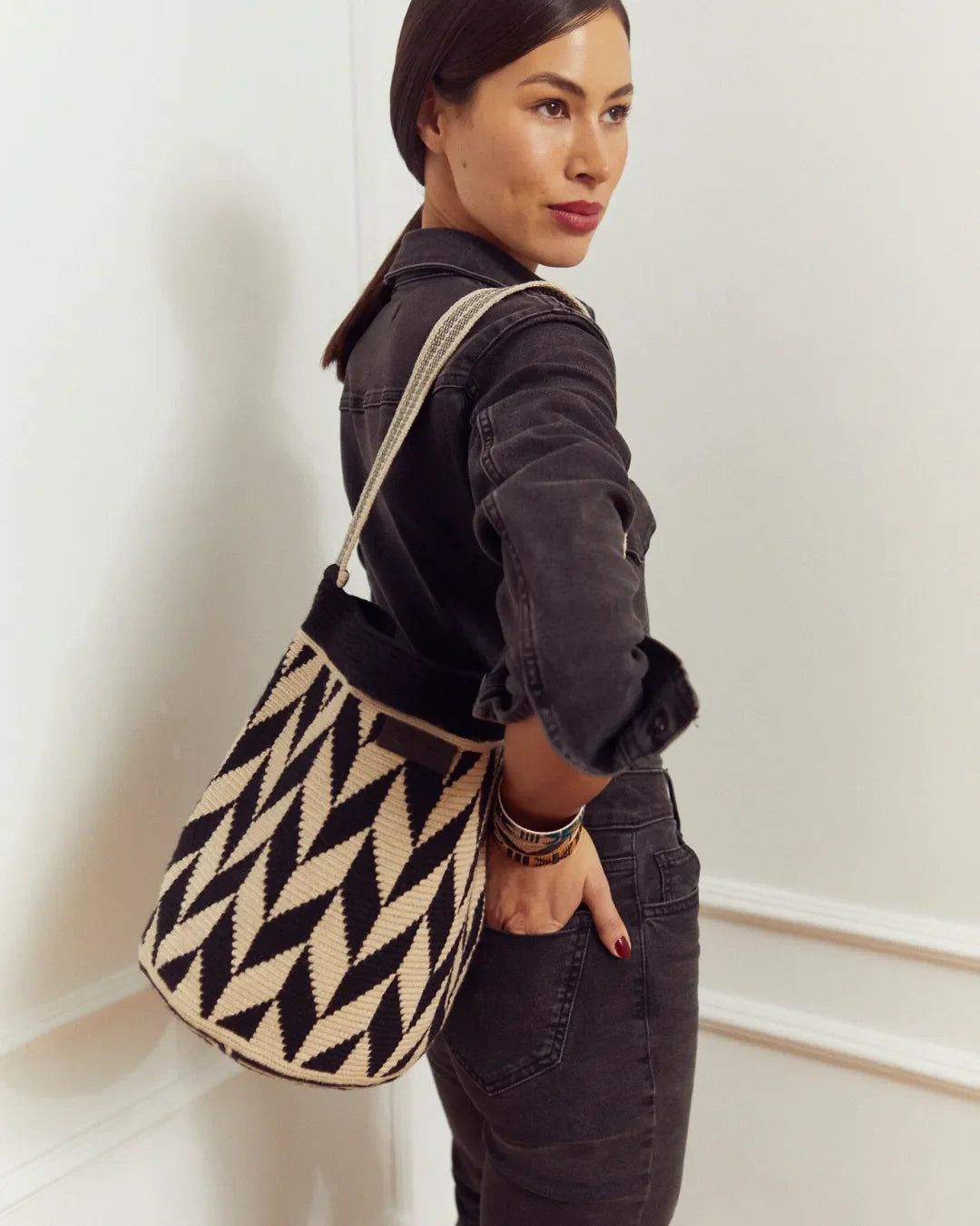 Irene Bolso Wayuu N°40 – Negro y Beige